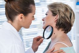 examen dermatologíco de lunar